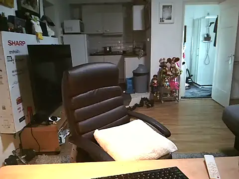 Snapshot of mihaimichael chatting on 01-17-26, 01:27 mihaimichael online show from 01-17-26, 01:27