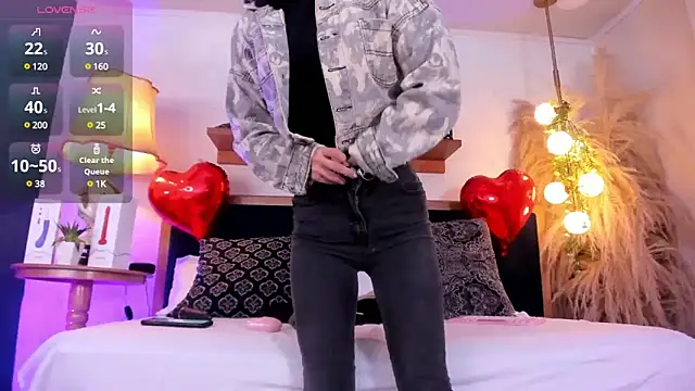 Snapshot of Alice_milf_ chatting on 02-13-25, 11:17 Alice milf online show from 02-13-25, 11:17