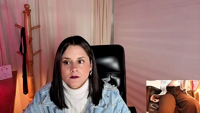 Snapshot of Alice_milf_ chatting on 10-22-25, 11:10 Alice milf online show from 10-22-25, 11:10