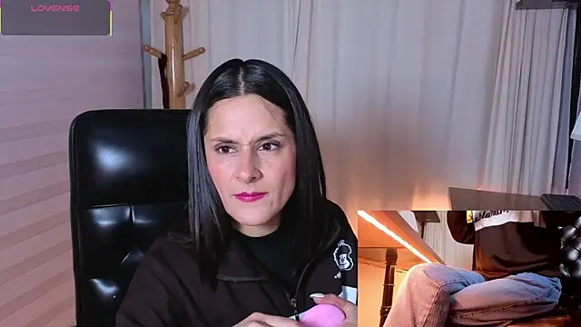 Snapshot of Alice_milf_ chatting on 10-28-25, 11:03 Alice milf online show from 10-28-25, 11:03