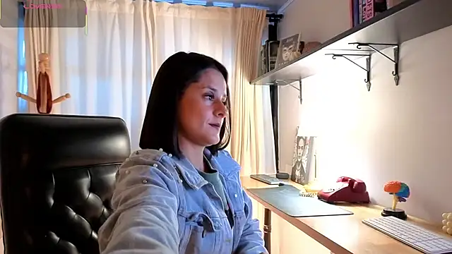 Snapshot of Alice_milf_ chatting on 11-27-25, 11:12 Alice milf online show from 11-27-25, 11:12