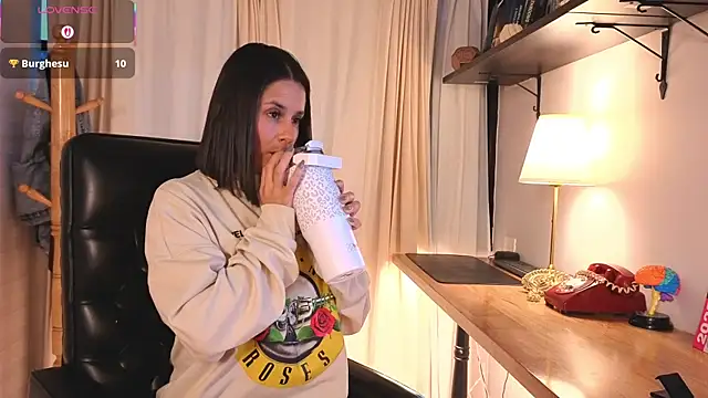 Snapshot of Alice_milf_ chatting on 12-05-25, 11:08 Alice milf online show from 12-05-25, 11:08