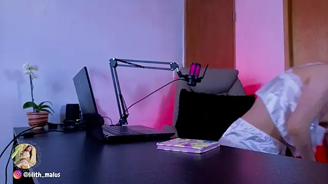 Snapshot of Lilith_malum chatting on 03-07-26, 07:11 Lilith malum online show from 03-07-26, 07:11