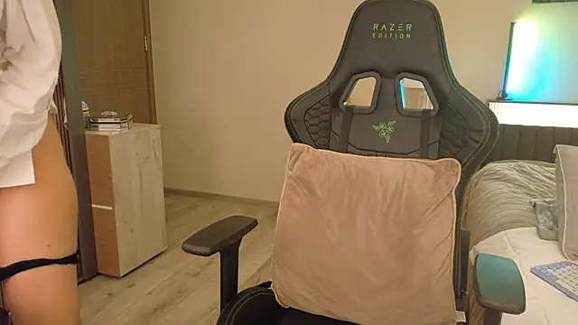 Snapshot of joycesilver chatting on 12-04-25, 09:29 joycesilver online show from 12-04-25, 09:29