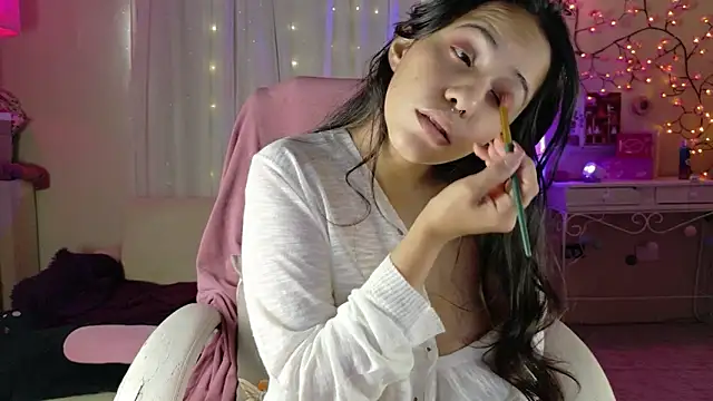 AllisonCatUwU online show from 04-18-26, 03:49