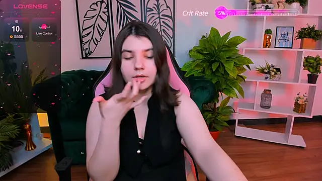 Snapshot of Viola__Shy chatting on 02-08-25, 12:17 Viola Shy online show from 02-08-25, 12:17
