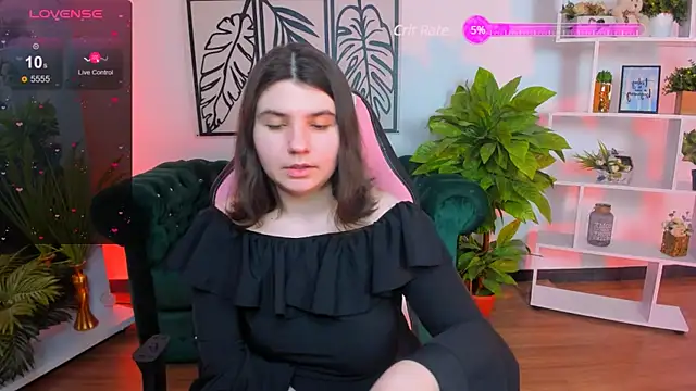 Snapshot of Viola__Shy chatting on 02-13-25, 09:06 Viola Shy online show from 02-13-25, 09:06