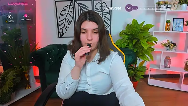 Snapshot of Viola__Shy chatting on 03-05-25, 12:27 Viola Shy online show from 03-05-25, 12:27