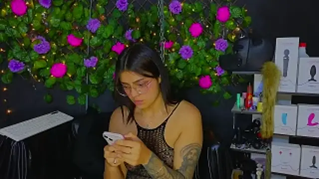 Snapshot of Sweett_Mollyy chatting on 05-19-26, 11:33 Sweett Mollyy online show from 05-19-26, 11:33