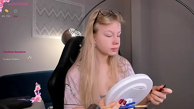 Snapshot of Sarra_Cooper chatting on 12-11-24, 01:05 Sarra Cooper online show from 12-11-24, 01:05