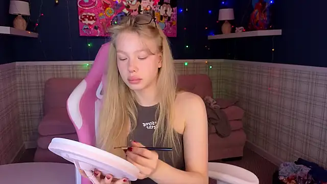 Snapshot of Sarra_Cooper chatting on 12-25-24, 01:10 Sarra Cooper online show from 12-25-24, 01:10