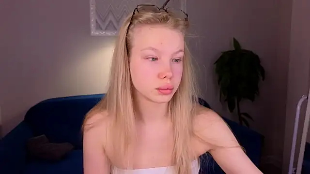 Snapshot of Sarra_Cooper chatting on 12-26-24, 01:07 Sarra Cooper online show from 12-26-24, 01:07