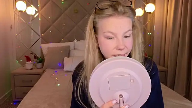 Snapshot of Sarra_Cooper chatting on 12-27-24, 01:11 Sarra Cooper online show from 12-27-24, 01:11