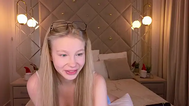 Snapshot of Sarra_Cooper chatting on 12-27-24, 04:15 Sarra Cooper online show from 12-27-24, 04:15