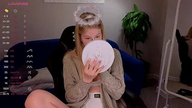 Snapshot of Sarra_Cooper chatting on 01-27-25, 01:05 Sarra Cooper online show from 01-27-25, 01:05