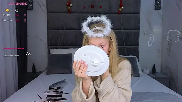 Snapshot of Sarra_Cooper chatting on 01-28-25, 01:08 Sarra Cooper online show from 01-28-25, 01:08