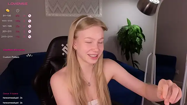 Snapshot of Sarra_Cooper chatting on 03-04-25, 04:17 Sarra Cooper online show from 03-04-25, 04:17