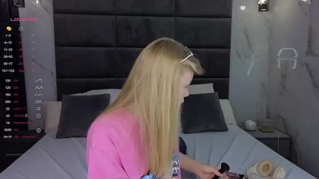 Snapshot of Sarra_Cooper chatting on 03-12-25, 01:14 Sarra Cooper online show from 03-12-25, 01:14