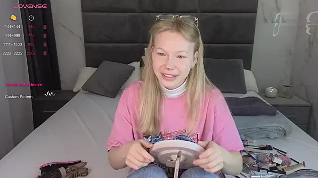 Snapshot of Sarra_Cooper chatting on 03-15-25, 01:08 Sarra Cooper online show from 03-15-25, 01:08