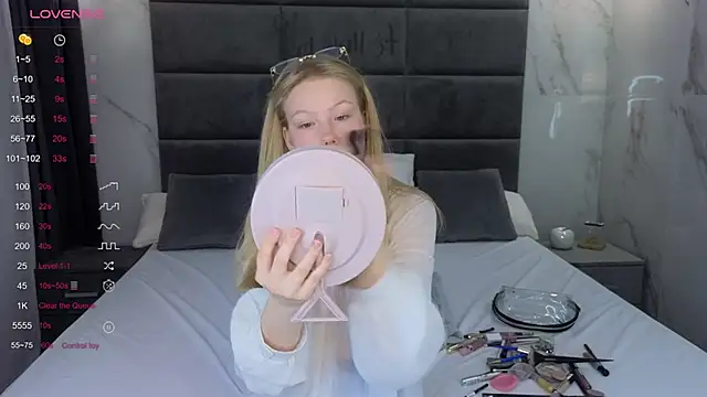 Snapshot of Sarra_Cooper chatting on 03-17-25, 01:24 Sarra Cooper online show from 03-17-25, 01:24