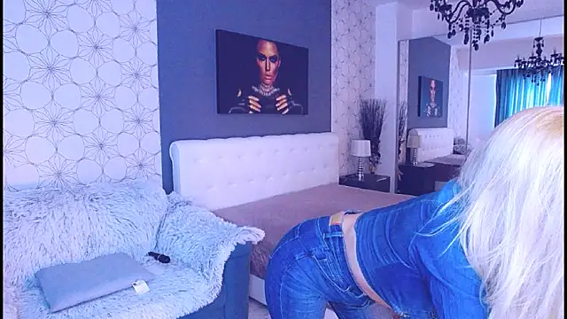 Snapshot of MaryMatiss chatting on 12-15-25, 08:07 MaryMatiss online show from 12-15-25, 08:07