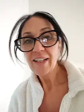 Snapshot of JasmineNoir2 chatting on 01-15-25, 02:35 JasmineNoir2 online show from 01-15-25, 02:35