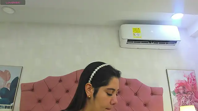 Snapshot of ThyaraJhons chatting on 06-27-26, 11:59 ThyaraJhons online show from 06-27-26, 11:59