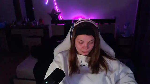 Snapshot of helengilmor chatting on 12-13-25, 08:14 helengilmor online show from 12-13-25, 08:14