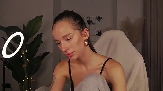 Snapshot of 1Mercedes chatting on 12-18-24, 06:14 1Mercedes online show from 12-18-24, 06:14