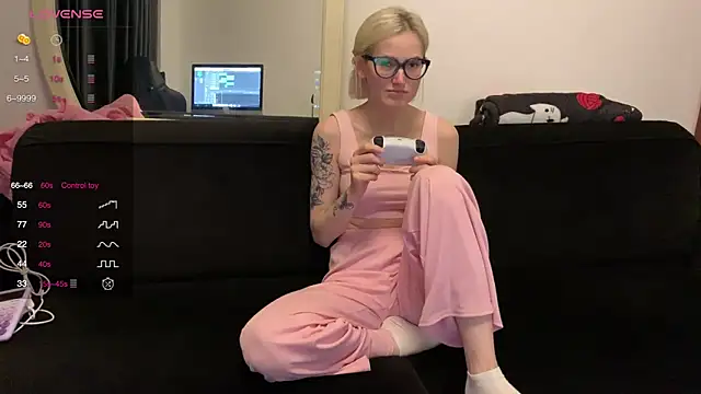 Snapshot of Sexy_Sweets chatting on 10-06-25, 05:32 Sexy Sweets online show from 10-06-25, 05:32