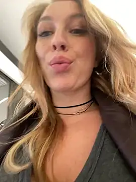 Snapshot of Sweet___Emily chatting on 12-15-24, 02:27 Sweet Emily online show from 12-15-24, 02:27