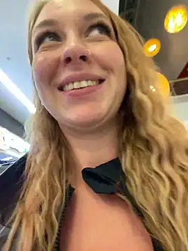 Snapshot of Sweet___Emily chatting on 12-19-24, 06:01 Sweet Emily online show from 12-19-24, 06:01