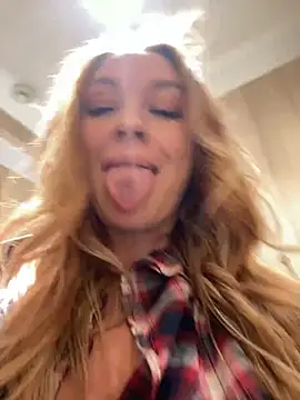 Snapshot of Sweet___Emily chatting on 12-25-24, 03:28 Sweet Emily online show from 12-25-24, 03:28