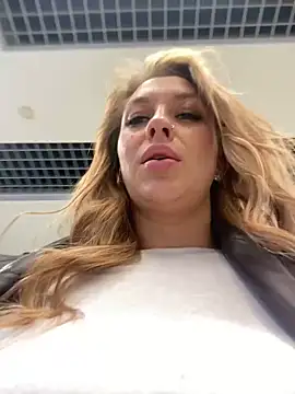 Snapshot of Sweet___Emily chatting on 01-10-25, 02:02 Sweet Emily online show from 01-10-25, 02:02