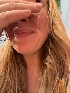 Snapshot of Sweet___Emily chatting on 01-19-25, 05:18 Sweet Emily online show from 01-19-25, 05:18