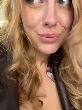 Snapshot of Sweet___Emily chatting on 01-28-25, 02:42 Sweet Emily online show from 01-28-25, 02:42