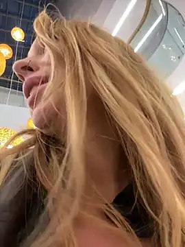 Snapshot of Sweet___Emily chatting on 02-04-25, 02:53 Sweet Emily online show from 02-04-25, 02:53