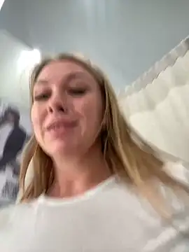 Snapshot of Sweet___Emily chatting on 03-19-25, 01:18 Sweet Emily online show from 03-19-25, 01:18