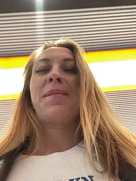 Snapshot of Sweet___Emily chatting on 03-21-25, 01:23 Sweet Emily online show from 03-21-25, 01:23