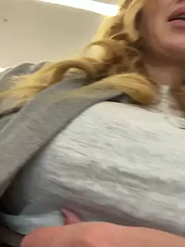 Snapshot of Sweet___Emily chatting on 09-18-25, 01:46 Sweet Emily online show from 09-18-25, 01:46