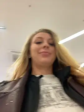 Snapshot of Sweet___Emily chatting on 10-16-25, 01:45 Sweet Emily online show from 10-16-25, 01:45