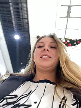 Snapshot of Sweet___Emily chatting on 11-09-25, 12:47 Sweet Emily online show from 11-09-25, 12:47