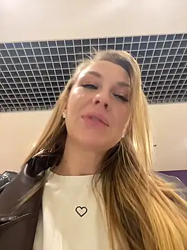 Snapshot of Sweet___Emily chatting on 12-04-25, 12:25 Sweet Emily online show from 12-04-25, 12:25