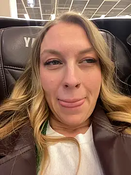 Snapshot of Sweet___Emily chatting on 01-18-26, 01:15 Sweet Emily online show from 01-18-26, 01:15