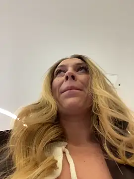 Snapshot of Sweet___Emily chatting on 02-15-26, 03:20 Sweet Emily online show from 02-15-26, 03:20