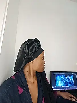 Snapshot of Queen-Chocolate chatting on 06-18-26, 04:44 Queen-Chocolate online show from 06-18-26, 04:44