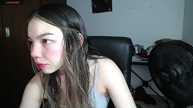 Snapshot of venelope1 chatting on 02-11-25, 03:29 venelope1 online show from 02-11-25, 03:29