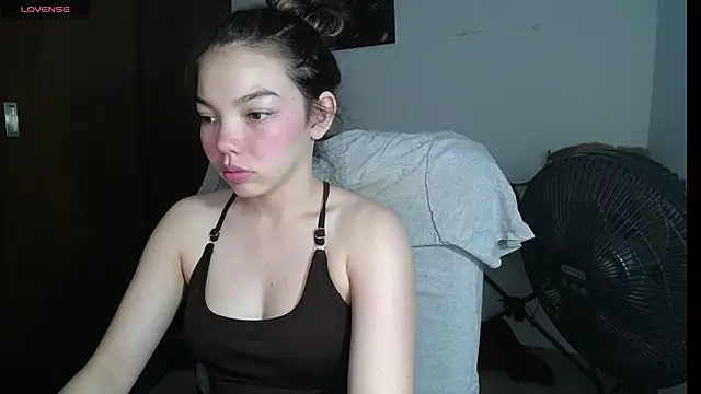 Snapshot of venelope1 chatting on 02-14-25, 03:43 venelope1 online show from 02-14-25, 03:43