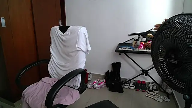 Snapshot of venelope1 chatting on 11-27-25, 08:00 venelope1 online show from 11-27-25, 08:00