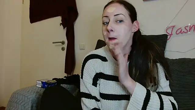 Snapshot of Jasmin-White chatting on 04-29-26, 07:09 Jasmin-White online show from 04-29-26, 07:09